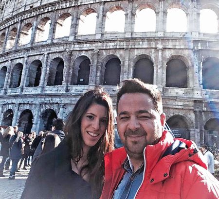 Το ζευγάρι με φόντο το Κολοσσαίο