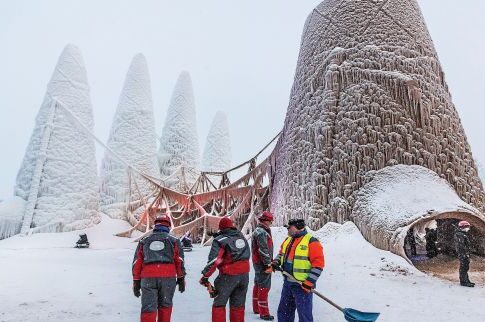 Και «Sagrada Familia» από καθαρό πάγο!