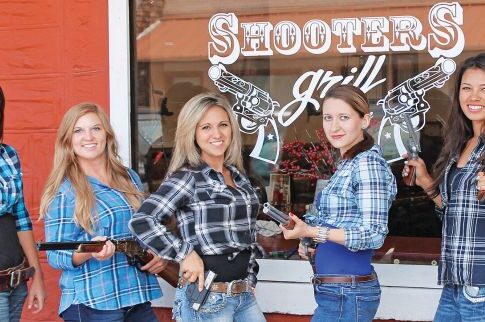 Shooters Grill: Γεύση με σφαίρες και όπλα