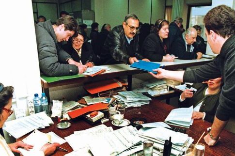 Στάση αναμονής (και πληρωμών) από τους πολίτες