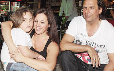 Η Νένα Χρονοπούλου με τoν γιο της και τον σύζυγό της Τάσο Μητρόπουλο