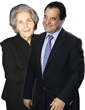 Η μητέρα του Λάκη, η κυρία Ριρίκα και, δεξιά, ο Αδωνις Γεωργιάδης