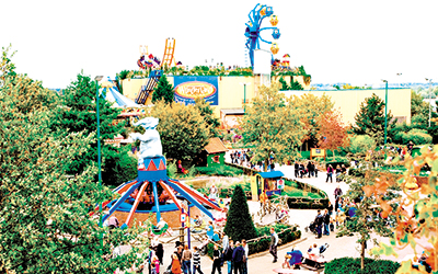 Ενας χώρος με πράσινο και παιχνίδια για μικρούς και μεγάλους