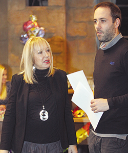 H παραγωγός Βίκυ Λάσκαρη με τον γιo της Γιάννη