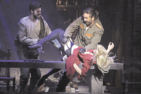 Ο βιασμός της Αννας Ορλάντο (Ελενα Κέκκου) από τους Γερμανούς στρατιώτες