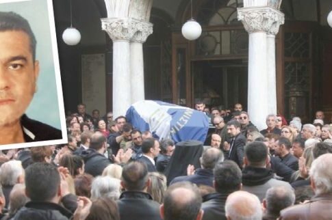 Εξι κρατούμενοι έστειλαν στεφάνι στην κηδεία του αρχιφύλακα