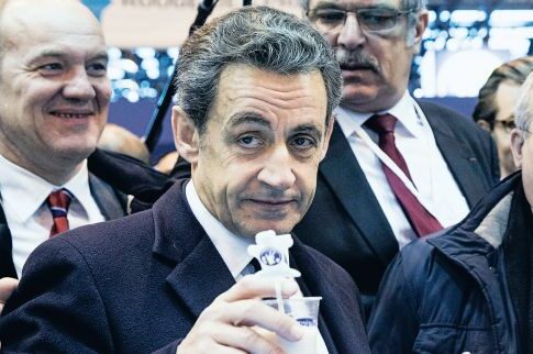 Μία όχι τόσο νηφάλια selfie από τον Σαρκοζί