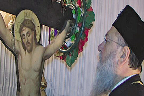 Οι κάτοικοι θωρακίζουν τον ναό του Εσταυρωμένου που δακρύζει