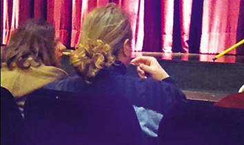 Ο τραγουδιστής απολαμβάνει τα μπισκοτάκια του