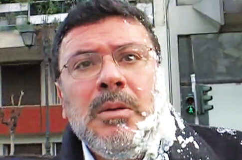 Επίθεση (!) με γιαούρτι στον δημοσιογράφο Χρήστο Ράπτη