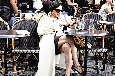 Η εκκεντρική Lady Baba αναστατώνει το Παρίσι