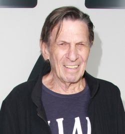 Ο καλλιτέχνης με τους συνεργάτες του Κωνσταντίνο Σκοπελίτη, Βασίλη Βαρσάμη και Ανέστη Λιώνη