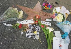 4. Με λουλούδια, φωτογραφίες και κεριά πάνω στο αστέρι του στη Λεωφόρο της Δόξας, στο Χόλιγουντ, αποχαιρέτησαν τον Νιμόι οι θαυμαστές του