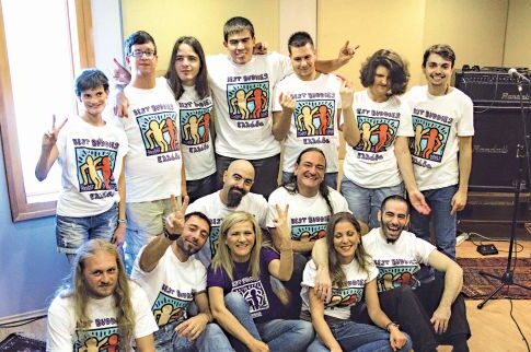 Μάλφα και 9ΜΜ δίπλα στα παιδιά με νοητική στέρηση