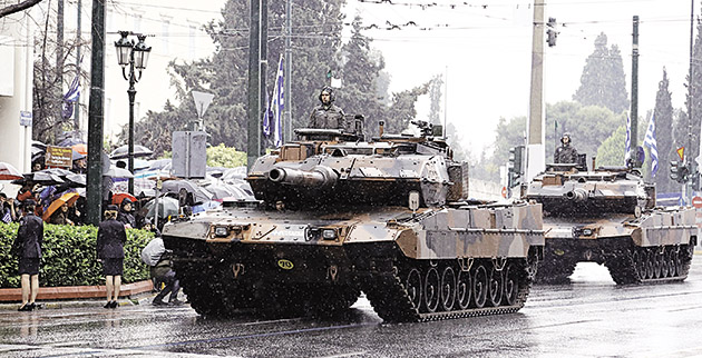 Επιβλητική εμφάνιση έκαναν στην Αθήνα τα τεθωρακισμένα άρματα μάχης του Ελληνικού Στρατού, τα οποία έσπευσαν να απαθανατίσουν με τις φωτογραφικές μηχανές τους οι πολίτες που παρακολούθησαν τη στρατιωτική παρέλαση, παρά τη βροχή