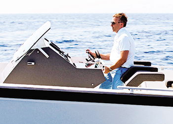 Ο Κωστής Φραγκούλης εν πλω