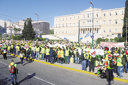 Με τα κράνη της οργής έξω από τη Βουλή