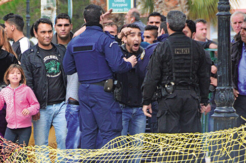 Ρομά ξυλοκόπησαν αστυνομικούς στο Ναύπλιο μετά την ανακοίνωση καταδίκης δύο κατηγορουμένων