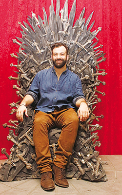 Ο Δημήτρης Μεργούπης Καλαντίδης, ιδιοκτήτης του Cap Cap, καθισμένος στον σιδερένιο θρόνο