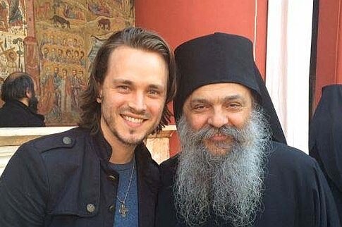 Σταρ του Χόλιγουντ πήγε στο Βατοπαίδι