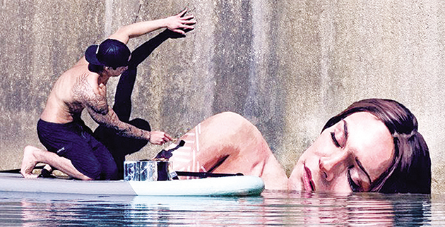 Ο street artist από τη Χαβάη την ώρα που δημιουργεί στον καμβά του