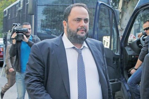 Στα δικαστήρια (από το πλάι) ο Ευ. Μαρινάκης
