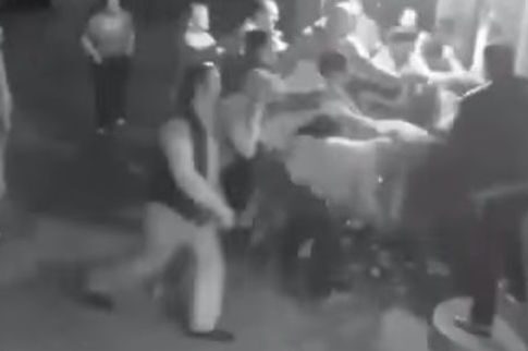 Βίντεο: Άγριο ξύλο σε οπλισμένο ληστή, από πολίτες