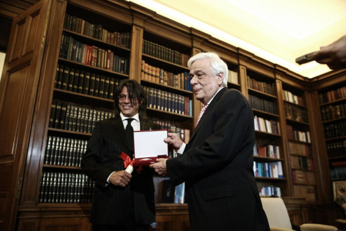 Ο Ηλίας Ψινάκης παρασημοφόρησε τον Πρόεδρο της Δημοκρατίας
