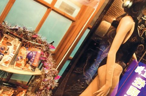 Πικάντικα μυστικά από  πωλήτριες σε sex shop
