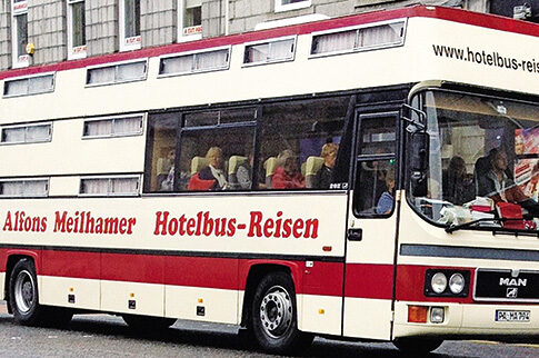 Γερμανοί ταξιδεύουν στην Ελλάδα με bus-hotel