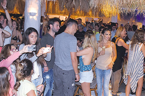 «Απόβαση» μπικίνι και VIPs στο νησί των ανέμων