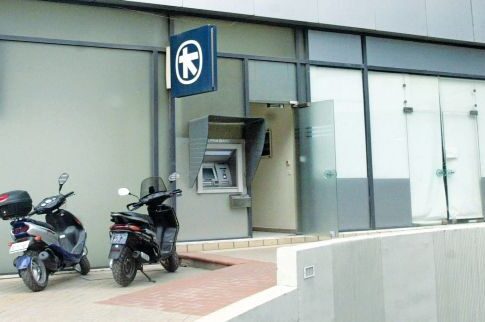 Η συμμορία (των ΑΤΜ) απάντησε με πιστολιές