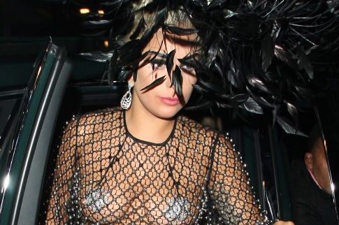 Με το ντεκολτέ της Lady Gaga «κόλλησε» ο πρίγκιπας Χάρι!