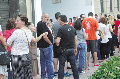 Χάος με κλειστές τράπεζες!