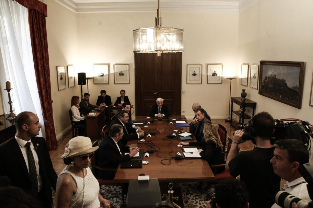 Συμβούλιο Πολιτικών Αρχηγών: Η κυρία με το καπέλο, τα πηγαδάκια και τα πειράγματα
