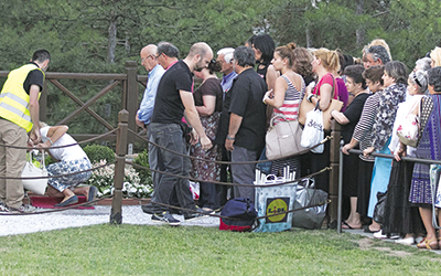 Μικροί και μεγάλοι υπομονετικά περιμένουν να προσκυνήσουν στον τάφο του αγίου