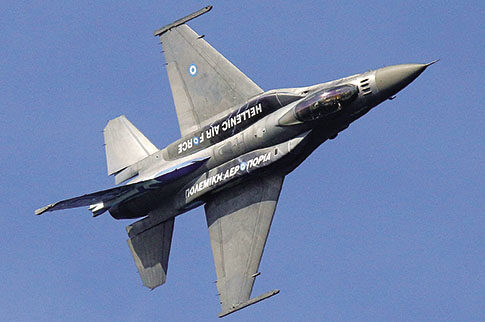 Πιλότος με δυο κεφάλια προσγειώθηκε με F-16 σε ATM