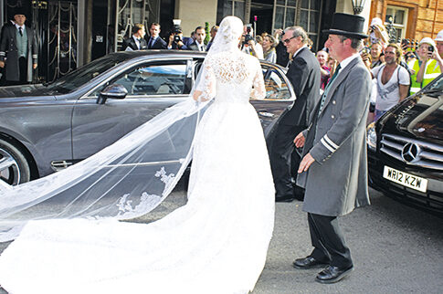 Το (Valentino) νυφικό της Νίκι Χίλτον πιάστηκε στην Bentley