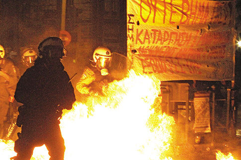 «Πόλεμος» με μολότοφ στο Σύνταγμα