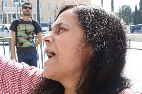 Η Ελένη Λουκά δάγκωσε φωτορεπόρτερ στο Σύνταγμα