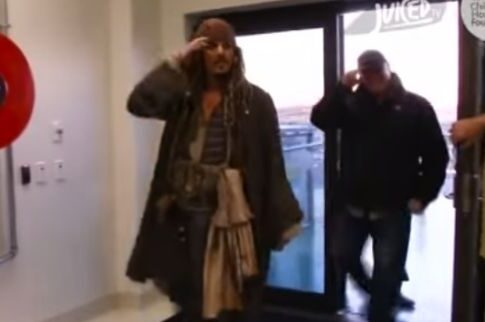 Ο Johnny Depp κάνει έκπληξη σε παιδιά με καρκίνο