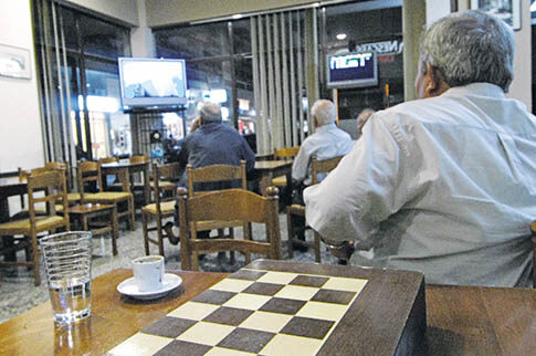 Καμάρωνε στο καφενείο πως είχε κρύψει 15.000 ευρώ - Τον έκλεψαν!