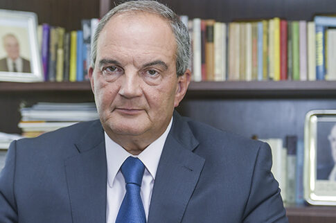 Παρέμβαση Καραμανλή!
