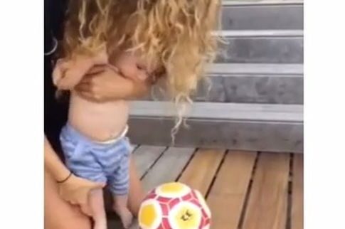 Shakira- Gerard μαθαίνουν στον έξι μηνών γιο τους ποδόσφαιρο! (Vid)