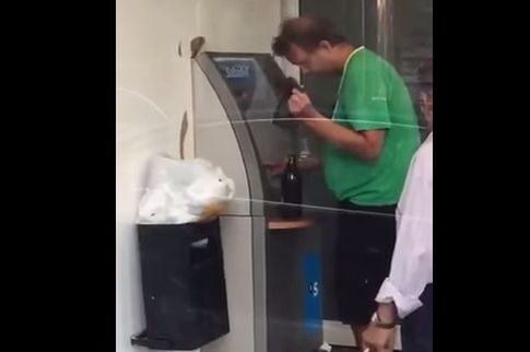 Ο μεθυσμένος στο ATM (Vid)