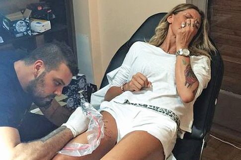 Τατουάζ με το όνομα του γιου τους