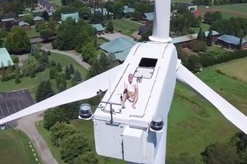 Drone συλλαμβάνει άνδρα να κάνει ηλιοθεραπεία πάνω σε ανεμογεννήτρια!