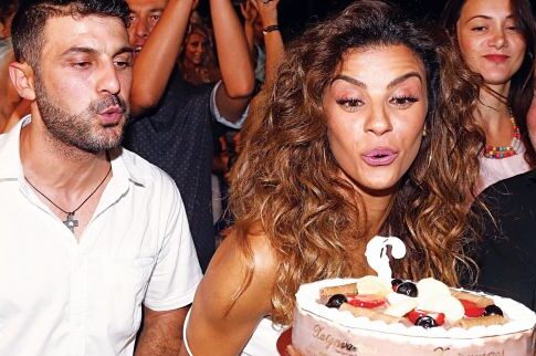 «Ηappy birthday» για την Ειρήνη με τούρτα και κοψίδια