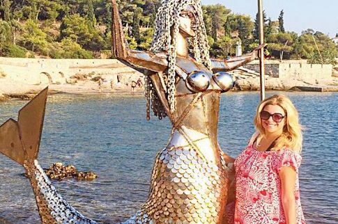 Η κοσμικογράφος και η χρυσή γοργόνα