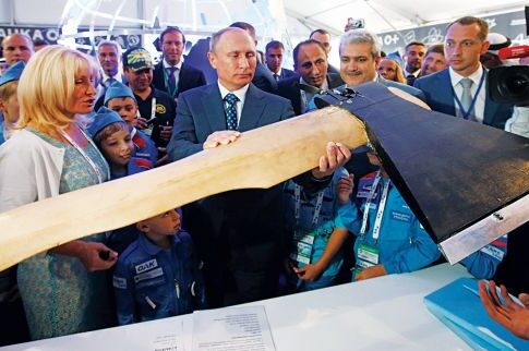 Ο Πούτιν σηκώνει με το ένα χέρι το «ιπτάμενο» τσεκούρι